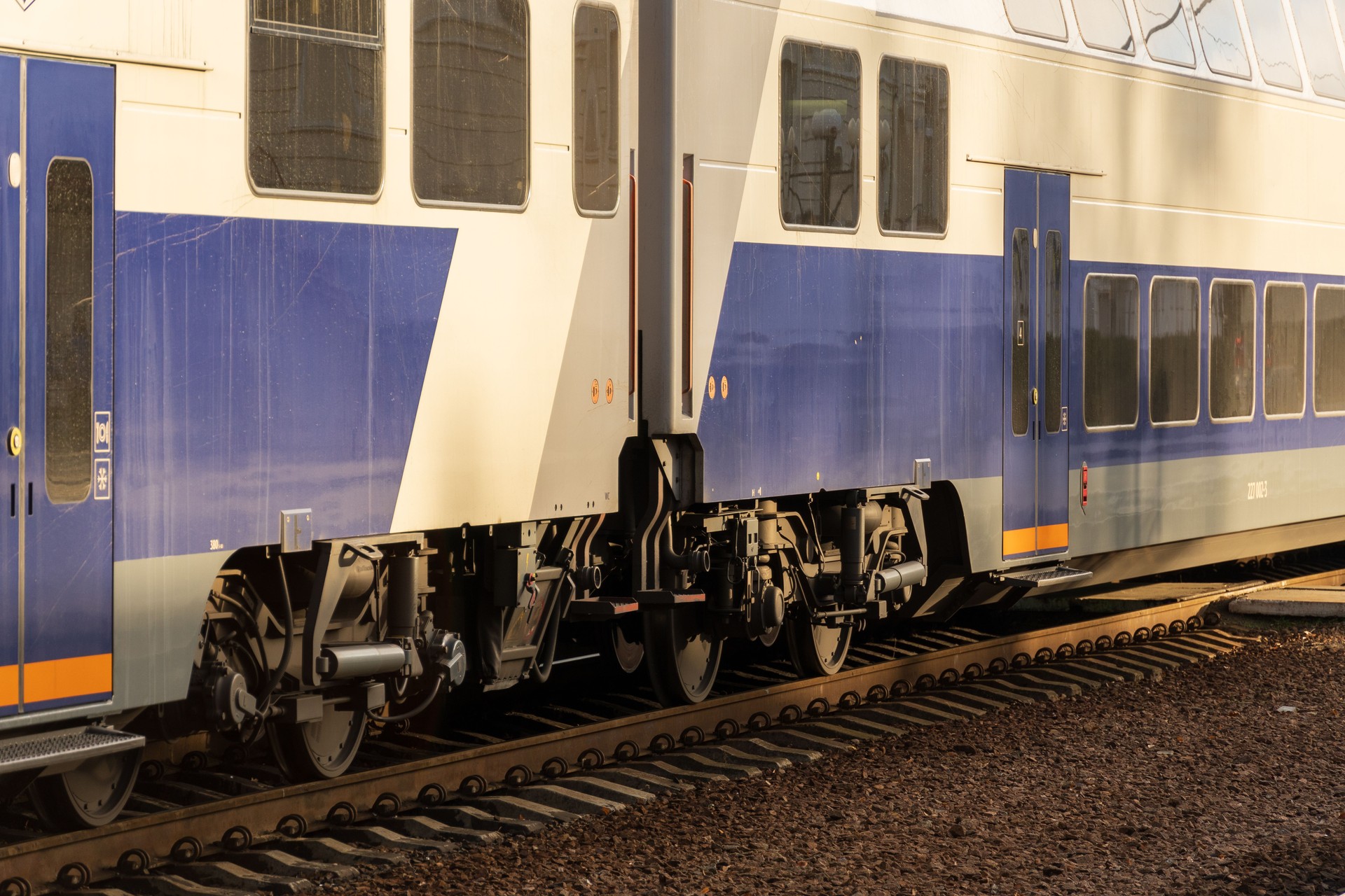 Une élégante locomotive électrique arrive sur le quai, prête à transporter les passagers dans une gare moderne très fréquentée dans la lumière de l’après-midi